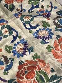 Collection vari&eacute;e de panneaux en soie brod&eacute;e, un couvre-&eacute;ventail et des badges de rang, 19&egrave;me