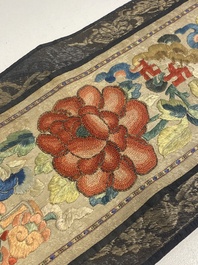 Collection vari&eacute;e de panneaux en soie brod&eacute;e, un couvre-&eacute;ventail et des badges de rang, 19&egrave;me