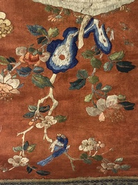 Een groep van acht stukken Chinees geborduurde zijde, 19/20e eeuw