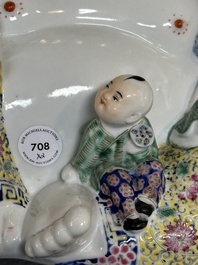 Deux figures de Bouddha en porcelaine de Chine famille rose, marque Zhu Mao Ji Zao 朱茂記造 et Zhu Yitai 朱義泰, R&eacute;publique