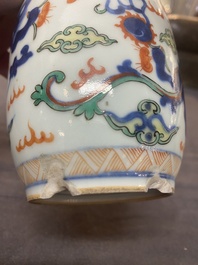 Six vases et un pot couvert en porcelaine de Chine, 19/20&egrave;me