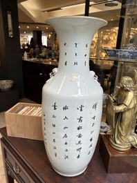 Cinq vases en porcelaine de Chine famille rose &agrave; d&eacute;cor figuratif, 19/20&egrave;me