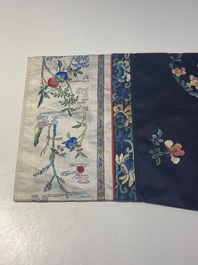 Een groep van acht stukken Chinees geborduurde zijde, 19/20e eeuw