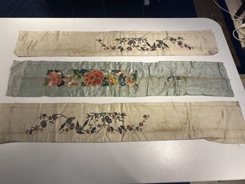 Collection vari&eacute;e de panneaux en soie brod&eacute;e, un couvre-&eacute;ventail et des badges de rang, 19&egrave;me