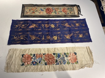 Collection vari&eacute;e de panneaux en soie brod&eacute;e, un couvre-&eacute;ventail et des badges de rang, 19&egrave;me