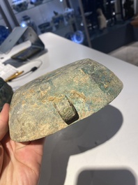 Een groep van vier Chinese archa&iuml;sche bronzen voorwerpen, late Shang, Periode van de Strijdende Staten en Han