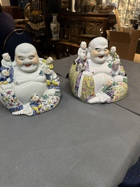 Deux figures de Bouddha en porcelaine de Chine famille rose, marque Zhu Mao Ji Zao 朱茂記造 et Zhu Yitai 朱義泰, R&eacute;publique