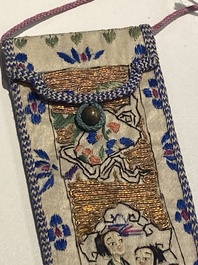Collection vari&eacute;e de panneaux en soie brod&eacute;e, un couvre-&eacute;ventail et des badges de rang, 19&egrave;me