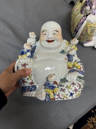 Deux figures de Bouddha en porcelaine de Chine famille rose, marque Zhu Mao Ji Zao 朱茂記造 et Zhu Yitai 朱義泰, R&eacute;publique