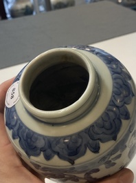 Een Chinese blauw-witte vaas met een geleerde, Ming