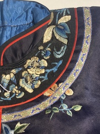 Een groep van acht stukken Chinees geborduurde zijde, 19/20e eeuw