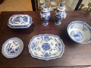 Groupe de six pi&egrave;ces en porcelaine de Chine bleu et blanc, 18/19&egrave;me