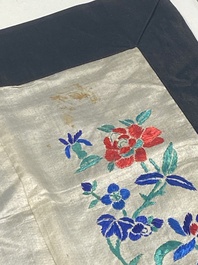 Collection vari&eacute;e de panneaux en soie brod&eacute;e, un couvre-&eacute;ventail et des badges de rang, 19&egrave;me
