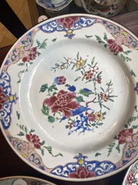 Drie Chinese famille rose borden, een botervloot en een dekselterrine, Qianlong