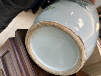 Cinq vases en porcelaine de Chine famille rose &agrave; d&eacute;cor figuratif, 19/20&egrave;me