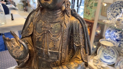 Grande sculpture en bronze laqu&eacute; et dor&eacute; repr&eacute;sentant un Bodhisattva, Chine, Ming