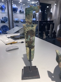 Een groep van vier Chinese archa&iuml;sche bronzen voorwerpen, late Shang, Periode van de Strijdende Staten en Han