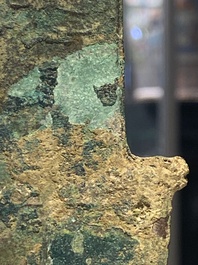Een groep van vier Chinese archa&iuml;sche bronzen voorwerpen, late Shang, Periode van de Strijdende Staten en Han