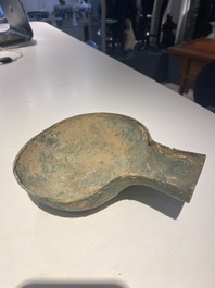 Een groep van vier Chinese archa&iuml;sche bronzen voorwerpen, late Shang, Periode van de Strijdende Staten en Han