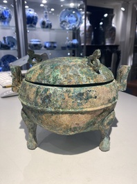 Een groep van vier Chinese archa&iuml;sche bronzen voorwerpen, late Shang, Periode van de Strijdende Staten en Han