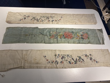 Collection vari&eacute;e de panneaux en soie brod&eacute;e, un couvre-&eacute;ventail et des badges de rang, 19&egrave;me