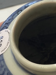 Een Chinese blauw-witte vaas met een geleerde, Ming
