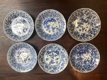 Collection vari&eacute;e de 18 pi&egrave;ces en porcelaine de Chine en bleu et blanc et famille rose, Kangxi/Yongzheng