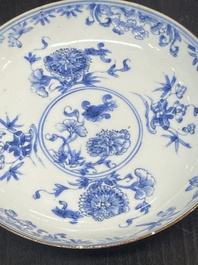 Een paar Chinese famille rose schotels, drie blauw-witte borden en een kraakporseleinen 'klapmuts' kom, Wanli en Qianlong