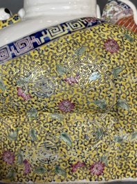 Deux figures de Bouddha en porcelaine de Chine famille rose, marque Zhu Mao Ji Zao 朱茂記造 et Zhu Yitai 朱義泰, R&eacute;publique