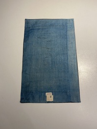 Een groep van acht stukken Chinees geborduurde zijde, 19/20e eeuw