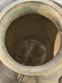 Important et rare grand r&eacute;cipient de vin de type 'lei' en bronze archa&iuml;sant &agrave; inscription, Chine, Song