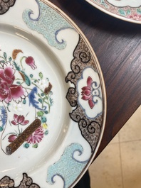 Drie Chinese famille rose borden, een botervloot en een dekselterrine, Qianlong