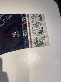 Een groep van acht stukken Chinees geborduurde zijde, 19/20e eeuw