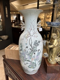 Cinq vases en porcelaine de Chine famille rose &agrave; d&eacute;cor figuratif, 19/20&egrave;me