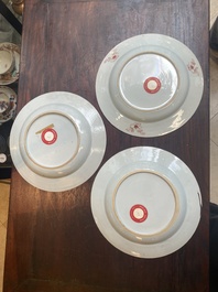 Drie Chinese famille rose borden, een botervloot en een dekselterrine, Qianlong