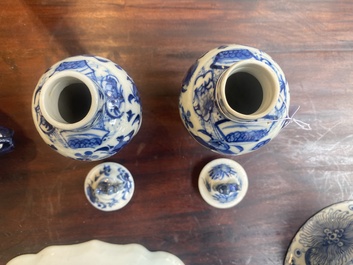 Groupe de six pi&egrave;ces en porcelaine de Chine bleu et blanc, 18/19&egrave;me