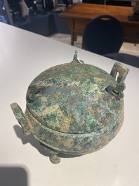 Een groep van vier Chinese archa&iuml;sche bronzen voorwerpen, late Shang, Periode van de Strijdende Staten en Han