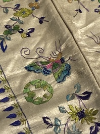 Collection vari&eacute;e de panneaux en soie brod&eacute;e, un couvre-&eacute;ventail et des badges de rang, 19&egrave;me