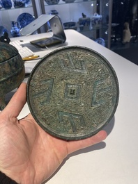 Een groep van vier Chinese archa&iuml;sche bronzen voorwerpen, late Shang, Periode van de Strijdende Staten en Han