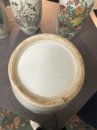 Cinq vases divers en porcelaine de Chine famille rose, 19/20&egrave;me