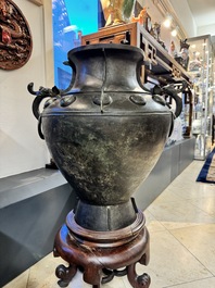 Important et rare grand r&eacute;cipient de vin de type 'lei' en bronze archa&iuml;sant &agrave; inscription, Chine, Song