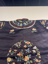 Een groep van acht stukken Chinees geborduurde zijde, 19/20e eeuw