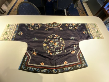Een groep van acht stukken Chinees geborduurde zijde, 19/20e eeuw