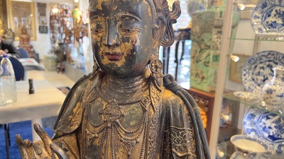 Grande sculpture en bronze laqu&eacute; et dor&eacute; repr&eacute;sentant un Bodhisattva, Chine, Ming