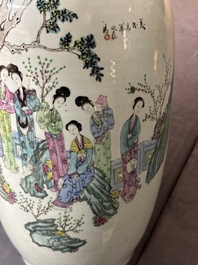 Cinq vases divers en porcelaine de Chine famille rose, 19/20&egrave;me