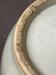 Cinq vases divers en porcelaine de Chine famille rose, 19/20&egrave;me