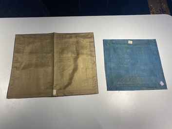 Een groep van acht stukken Chinees geborduurde zijde, 19/20e eeuw