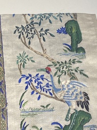 Een groep van acht stukken Chinees geborduurde zijde, 19/20e eeuw