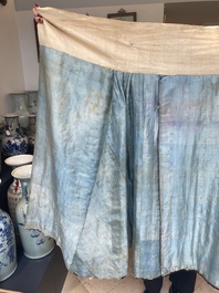 A Chinese embroidered silk skirt and a women's summer robe, 18th/19th C.