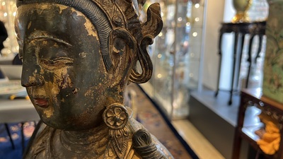 Grande sculpture en bronze laqu&eacute; et dor&eacute; repr&eacute;sentant un Bodhisattva, Chine, Ming